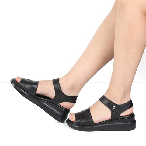 Kadın Siyah Dolgu Topuklu Deri Sandalet