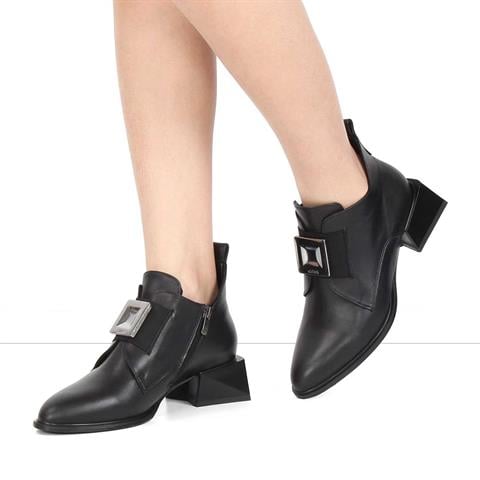 Kadın Siyah Fermuarlı Toka Detaylı Deri Bot