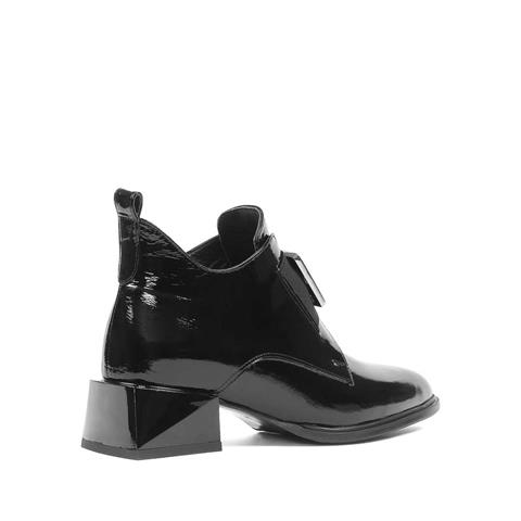 Kadın Siyah Fermuarlı Toka Detaylı Rugan Deri Bot