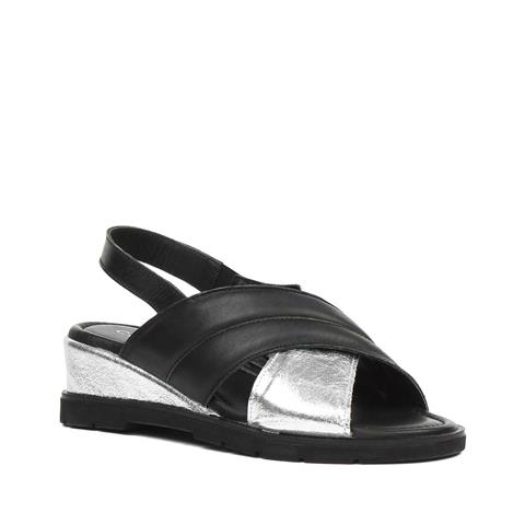 Kadın Siyah Gümüş Bilekten Bantlı Deri Sandalet