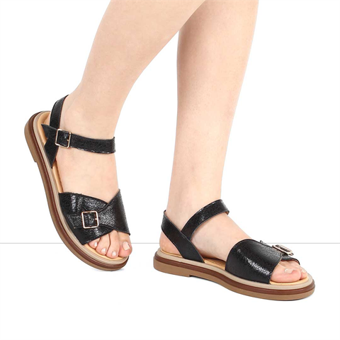 Kadın Siyah Tokalı Deri Sandalet