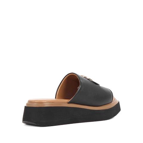 Kadın Siyah Tokalı Deri Terlik