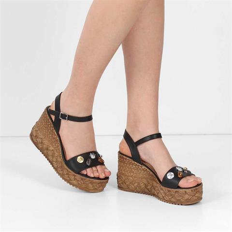 Kadın Siyah Tokalı Dolgu Topuklu Deri Sandalet