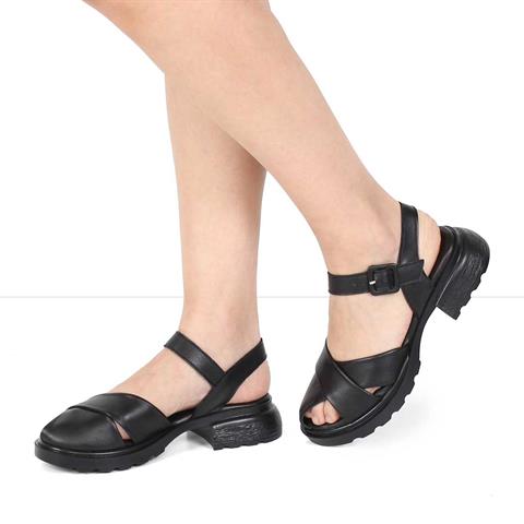 Kadın Siyah Tokalı Kalın Topuklu Deri Sandalet