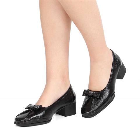 Kadın Siyah Tokalı Kalın Topuklu Kırışık Rugan Deri Klasik Ayakkabı