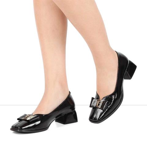 Kadın Siyah Tokalı Kalın Topuklu Rugan Deri Klasik Ayakkabı