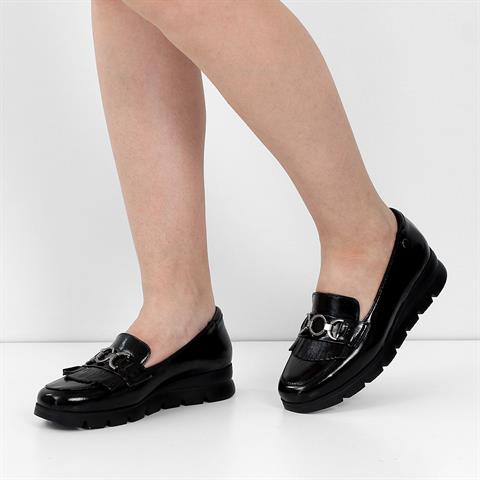 Kadın Siyah Tokalı Püsküllü Rugan Deri Loafer