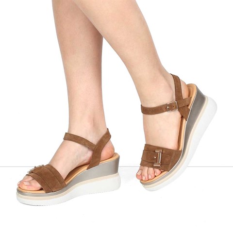 Kadın Taba Tokalı Dolgu Topuklu Süet Deri Sandalet