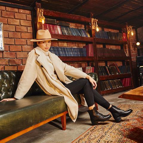 Kadın Siyah Fermuarlı Kalın Topuklu Deri Bot