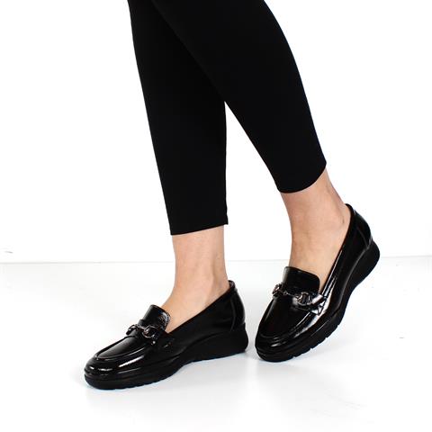 Kadın Siyah Tokalı Dolgu Topuklu Rugan Deri Ayakkabı