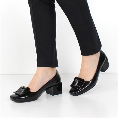 Kadın Siyah Tokalı Topuklu Rugan Deri Klasik Ayakkabı