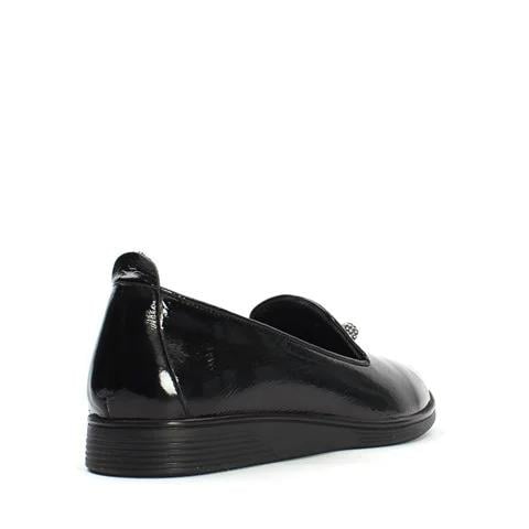 Kadın Siyah Taşlı Püsküllü Rugan Deri Ayakkabı