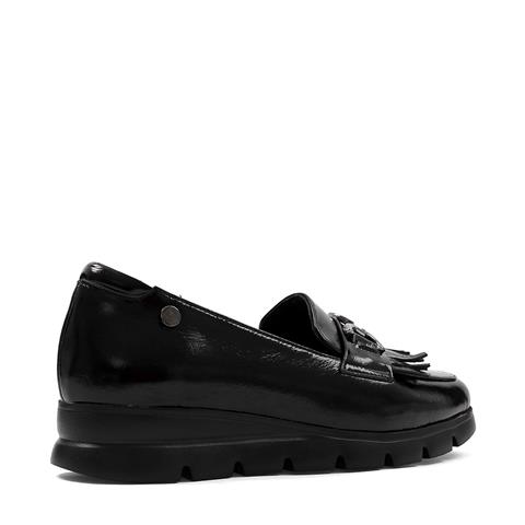 Kadın Siyah Tokalı Püsküllü Rugan Deri Loafer