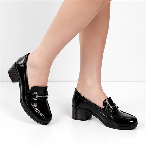 Kadın Siyah Tokalı Rugan Deri Klasik Ayakkabı