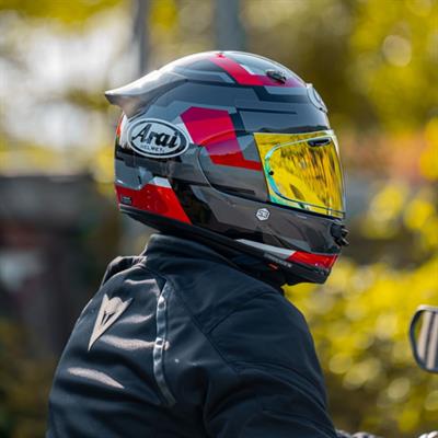 Arai Quantic Abstract Red Kapalı Kask