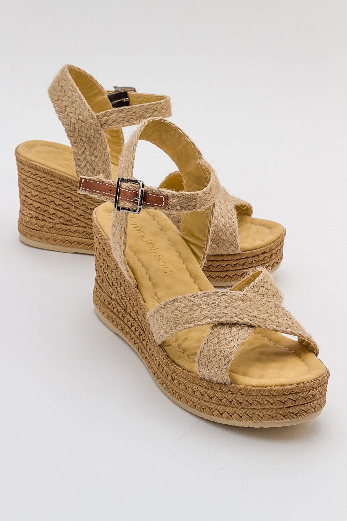 Kadın Çapraz Bantlı Dolgu Topuklu Sandalet HASIR