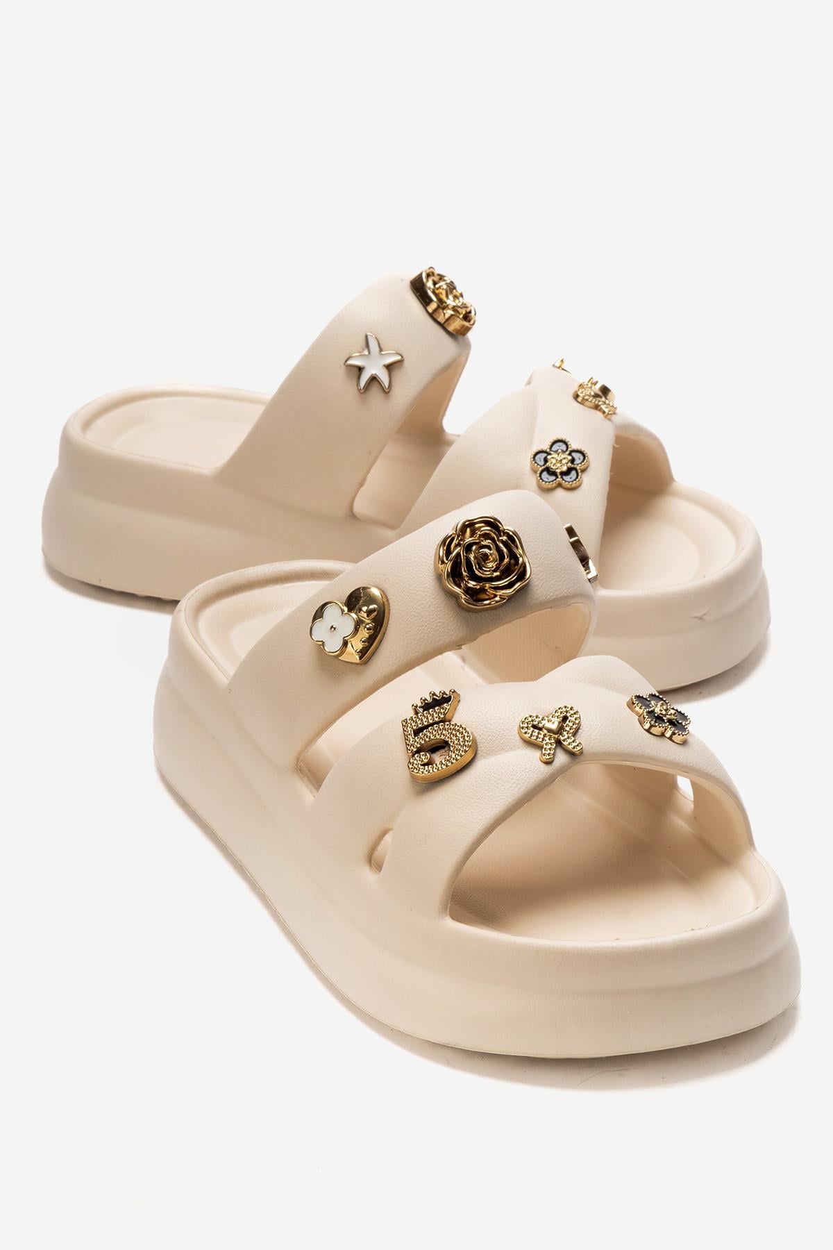 Kadın Çapraz Biyeli  Aksessuarlı Terlik; EKRU