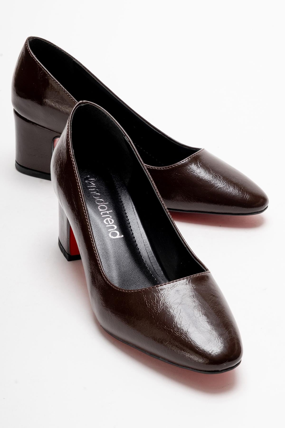 Kadın  Aynalı Ökçe Kaplama Küt Topuklu Ayakkabı; KAHVE KIRIŞIK