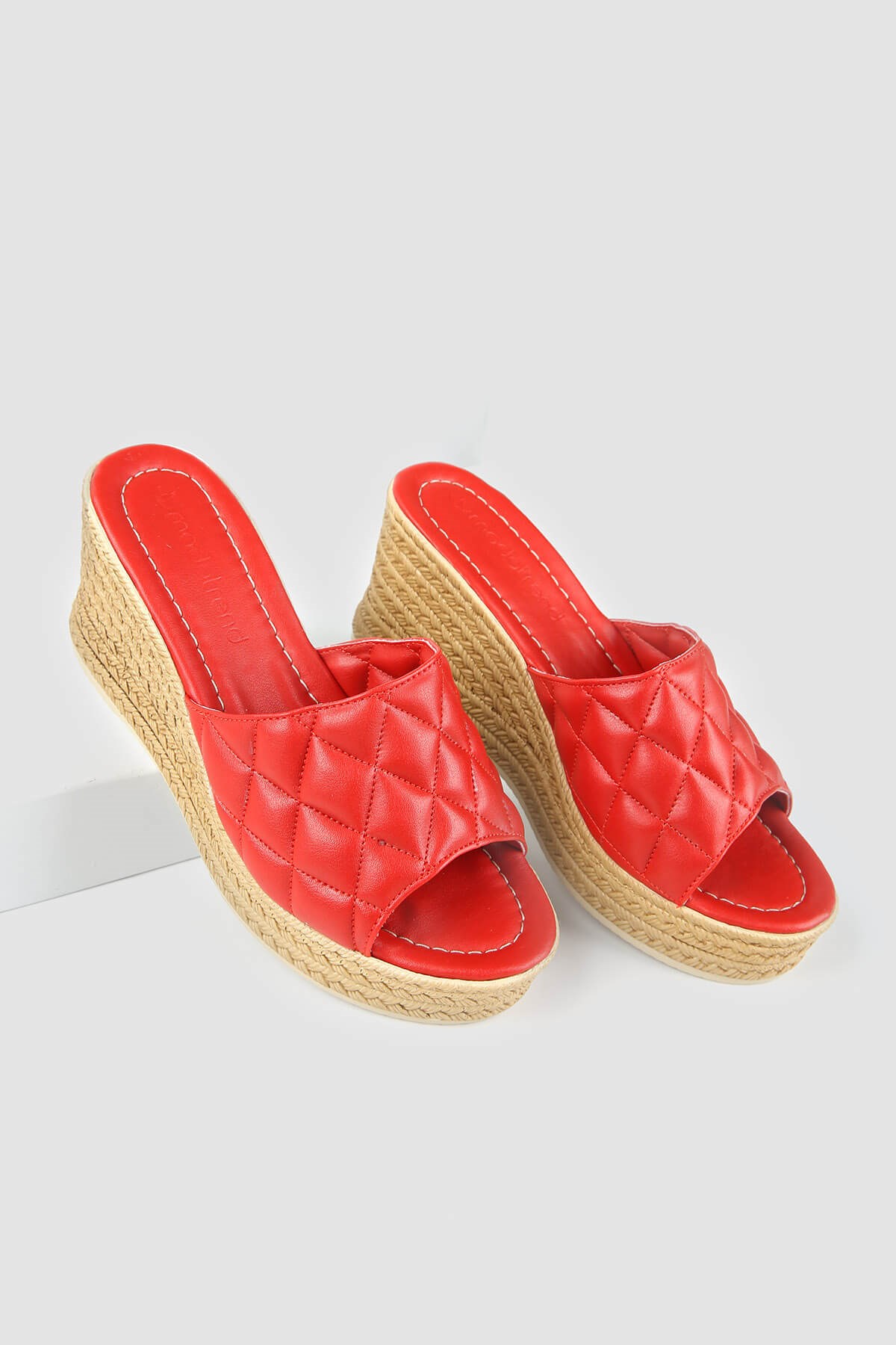 Kadın Kapitoneli Dolgu Topuklu Terlik KIRMIZI CİLT