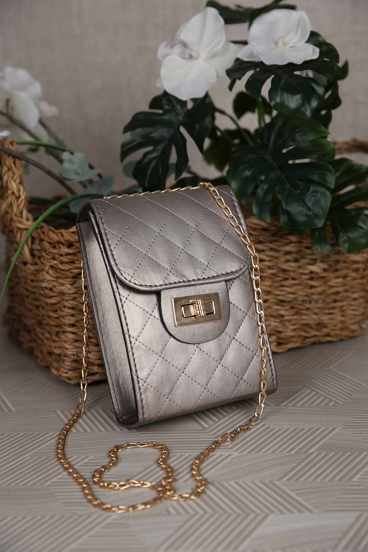 Kadın Kapitoneli  Zincirli Mini Çanta PLATİN