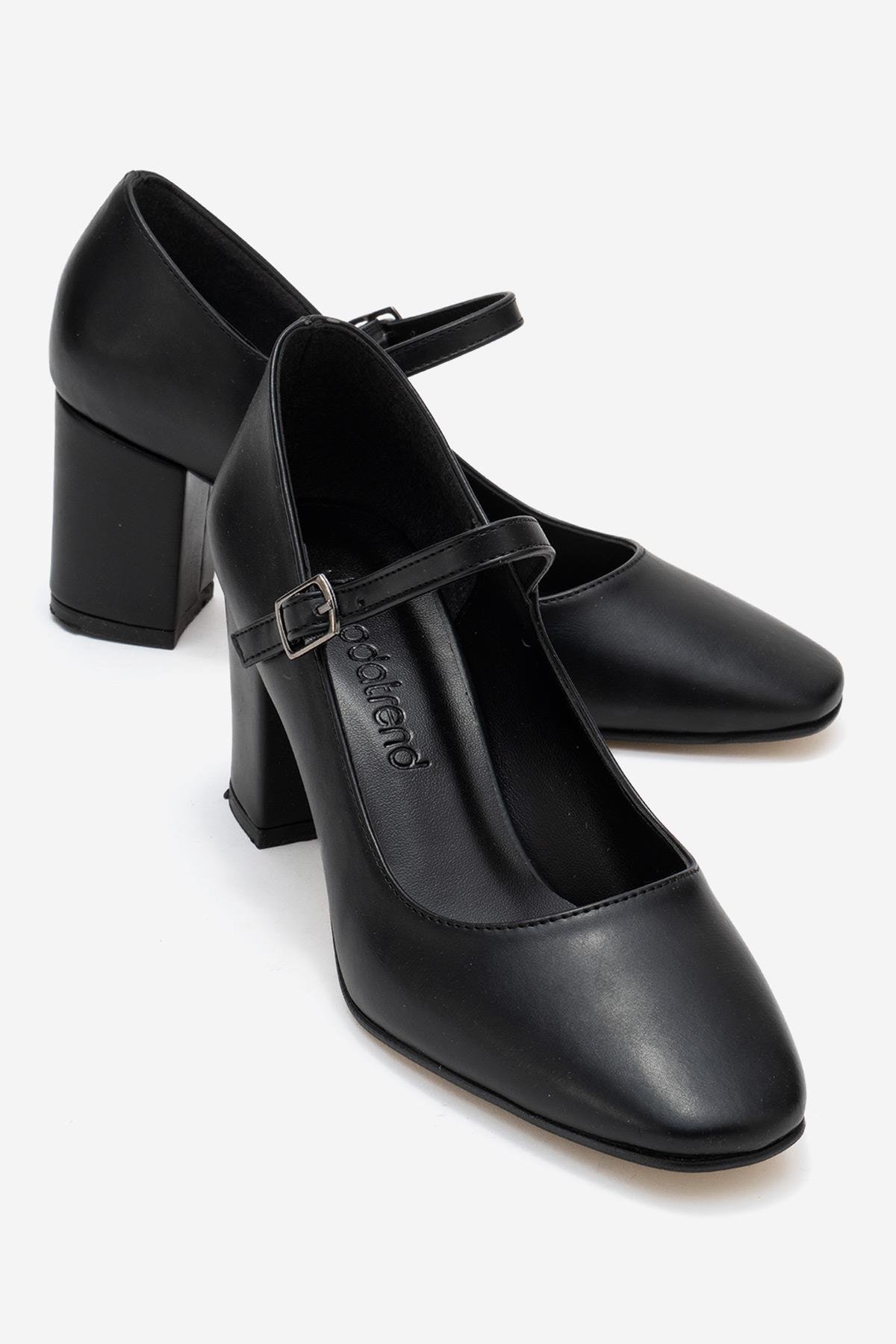 Kadın Küt Burunlu Biyeli Topuklu Ayakkabı; SİYAH CİLT