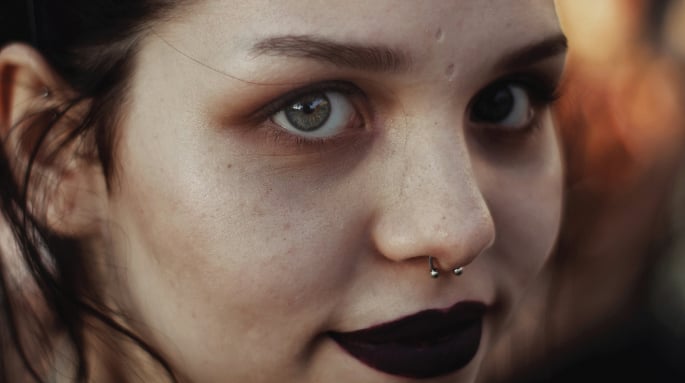 Genital ve Meme Piercing Acıtır mı? Cinsel Uyarımı Artırır mı? Riskleri ve Faydaları