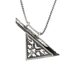 Hk Gümüş Erkek Kolye Üçgen İçi Açılabilen Çiçek Muskalık |Gümüş Takı Hediyelik Ürünler