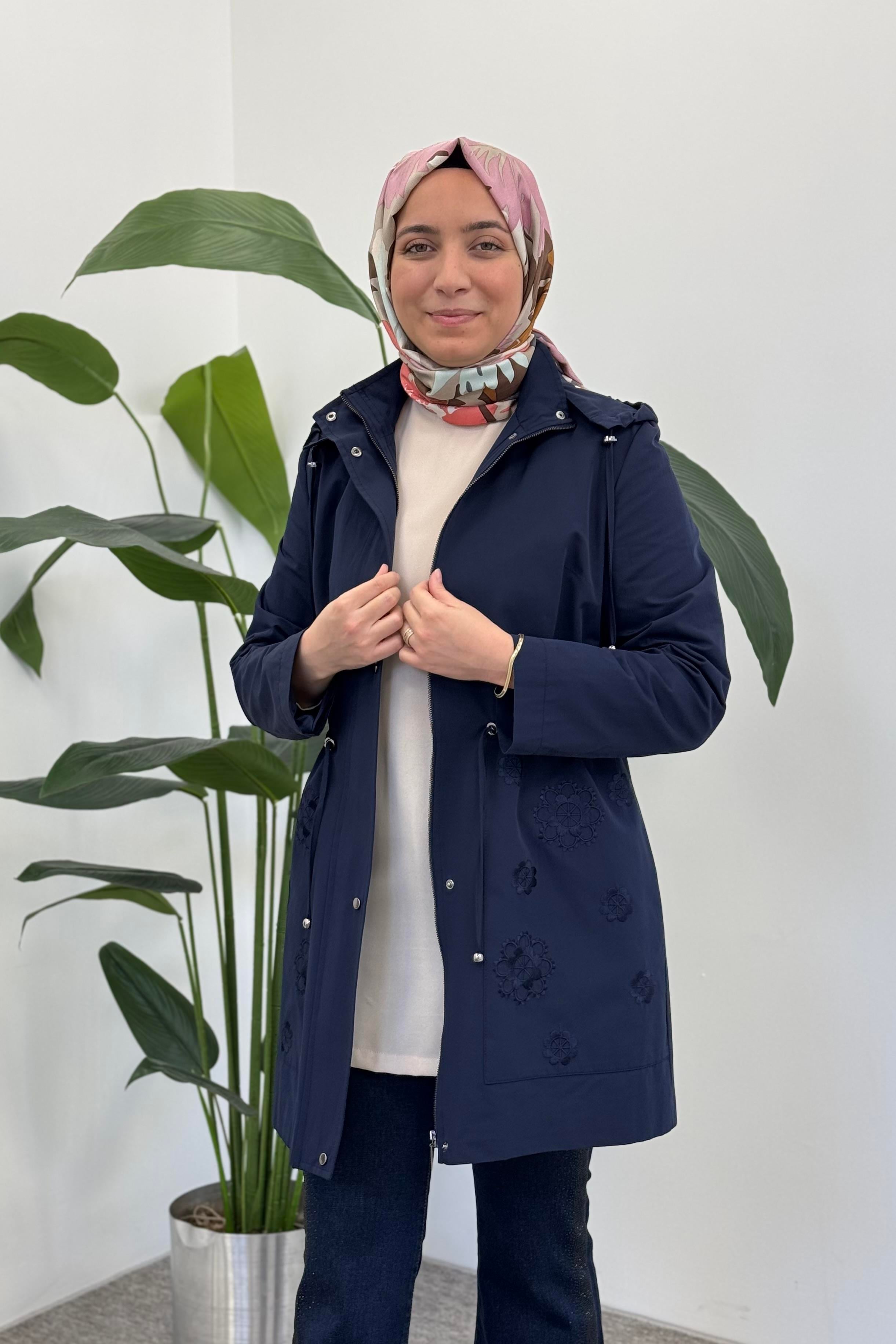 Trenç 3665 Nakış Detaylı Kısa Trençkot - Lacivert