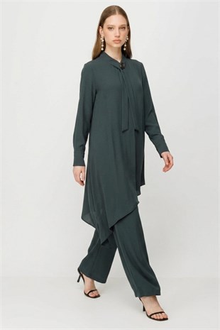 Armine Trend 26KA610 Ön Broş Detay Pantolonlu Takım Zümrüt