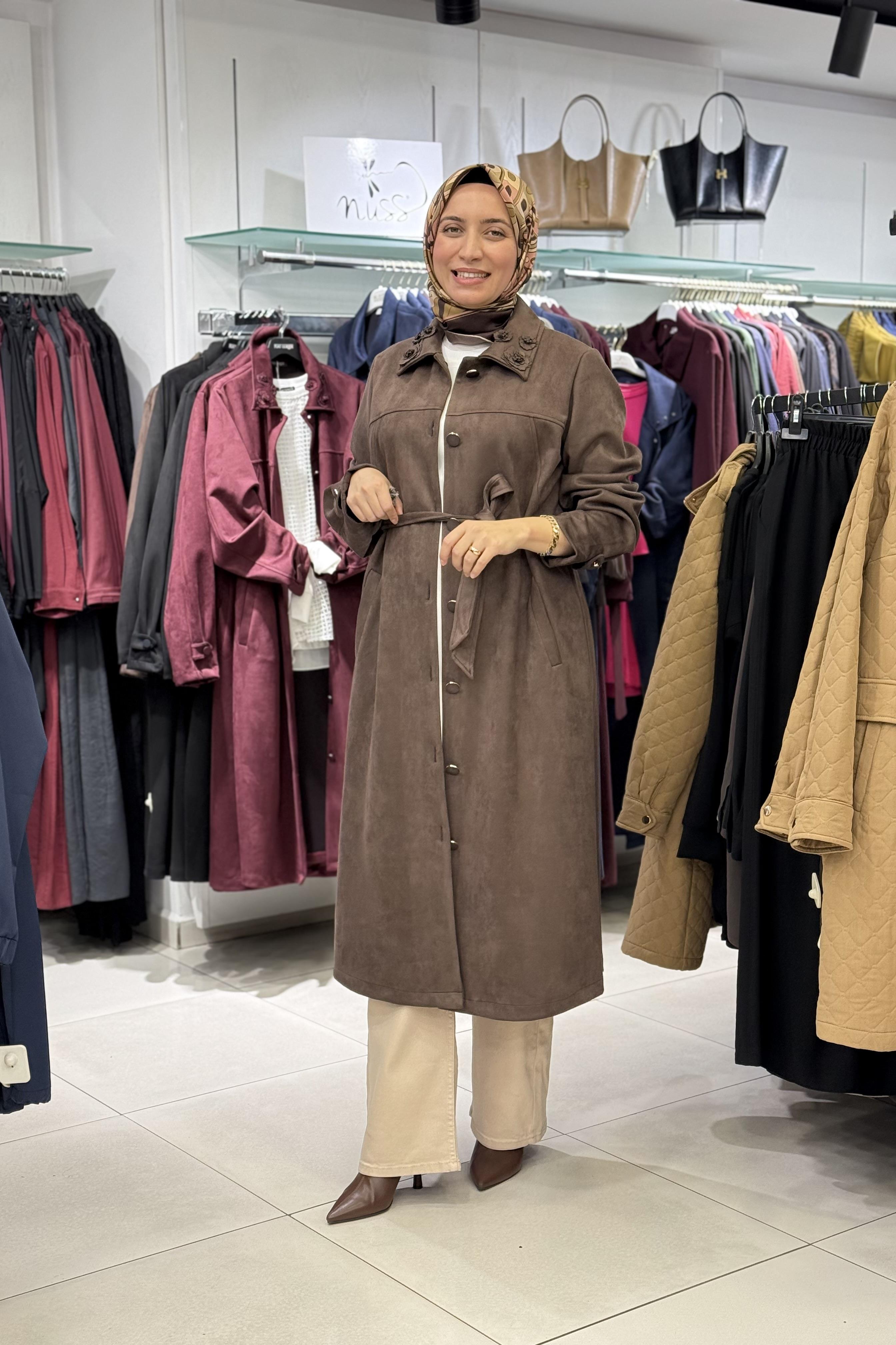 Fuat Gürşen 4629 Büyük B. Yaka Çiçek Aplikeli Kap - Kahve