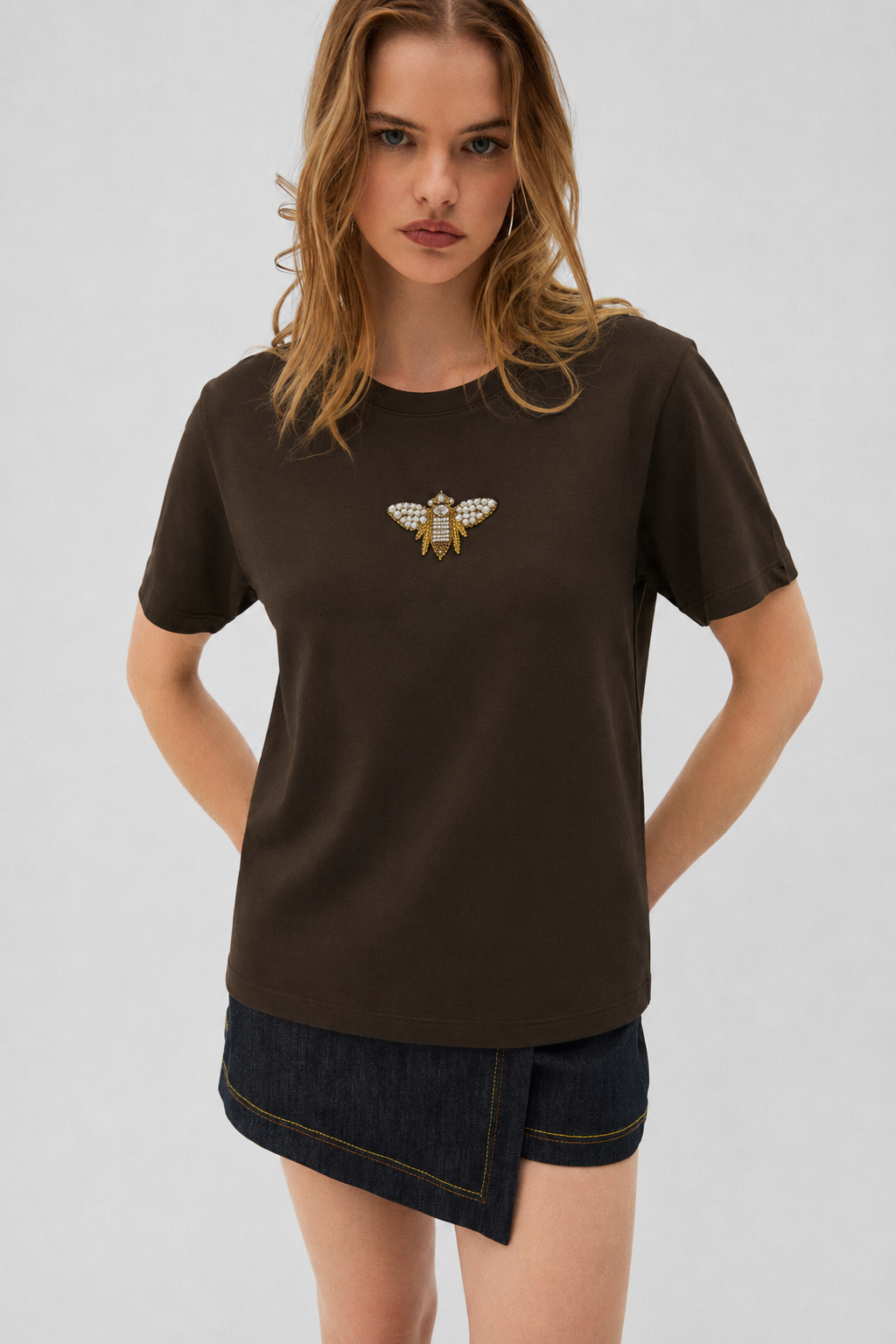 Arı Aksesuarlı Tshirt 4049 - Kahve
