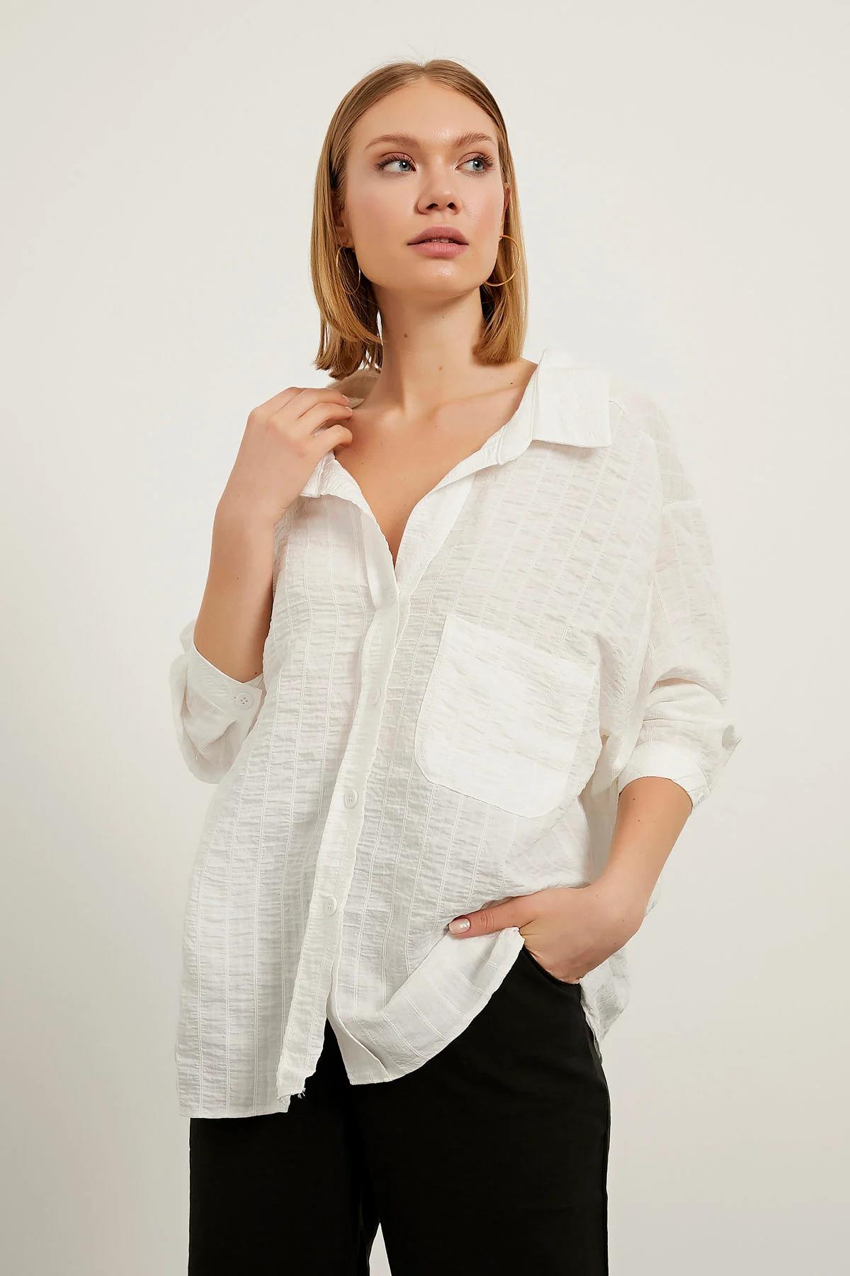 Çizgili Tek Cep V Yaka Oversıze Kadın Gömlek 4758 - Beyaz Bluz & Gömlek  ARMALİFE Bilen Giyim