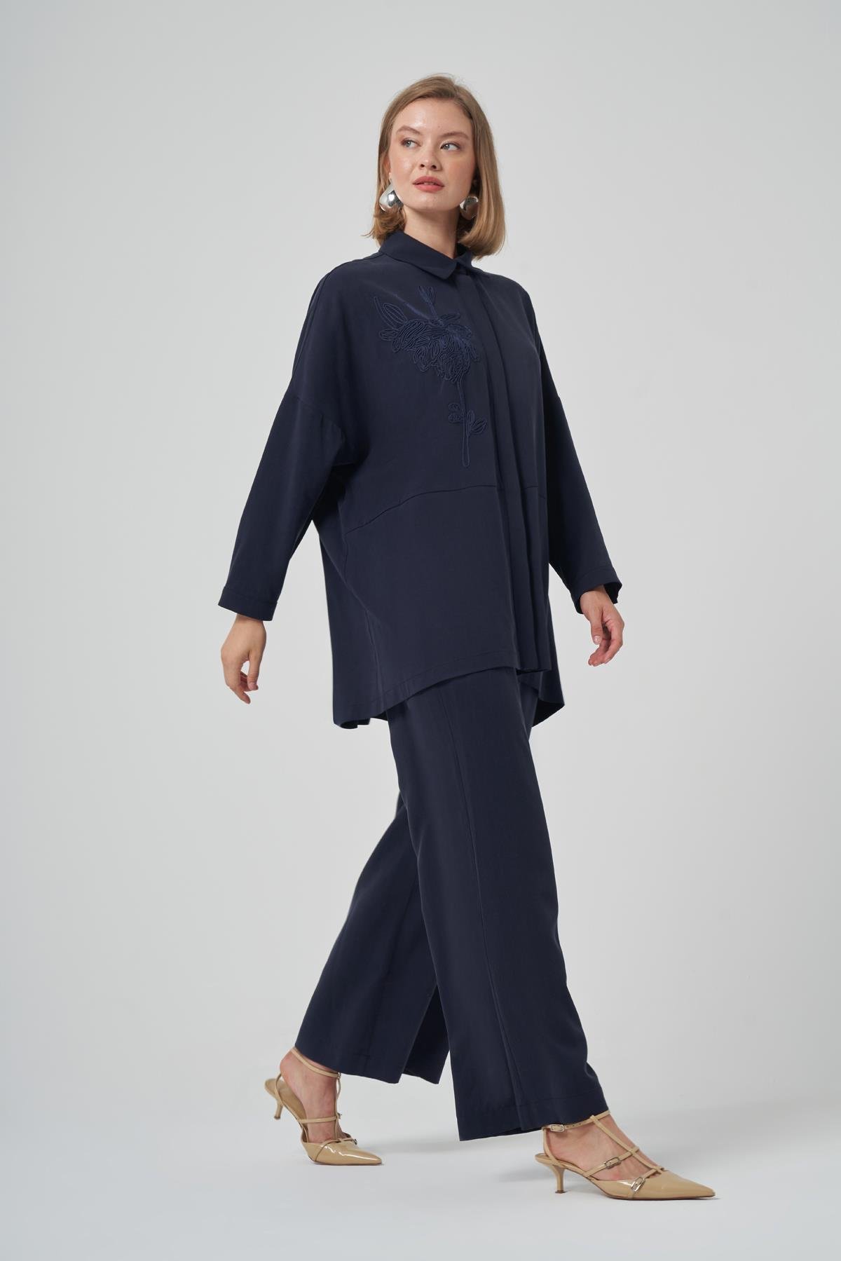 Nuss 1034 Yaka Nakış İşlemeli Pantolonlu Takım - Lacivert