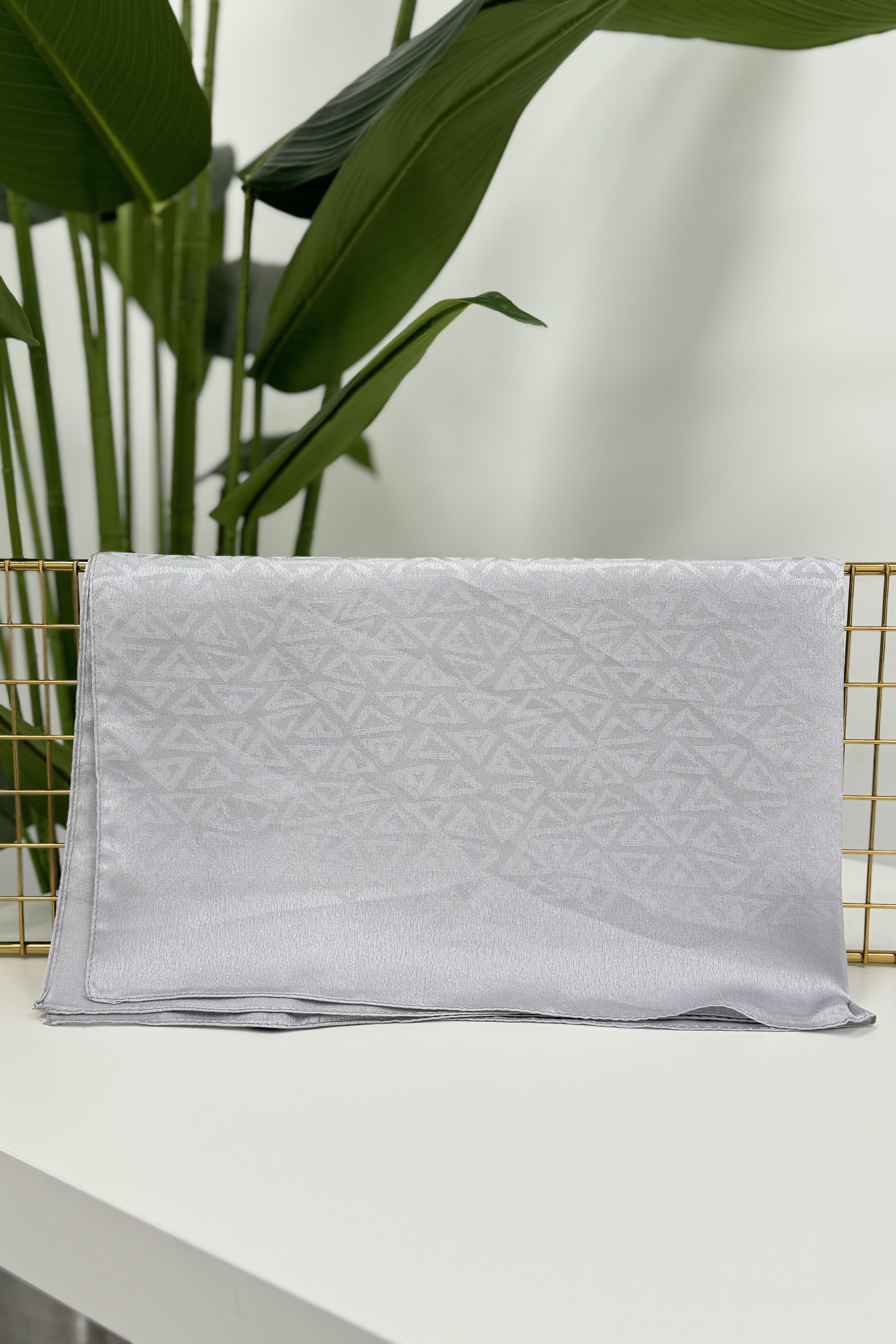 LEVİDOR Levidor 18582F Üçgen Baskılı Jakarlı Janjan Şal - Gümüş Levidor 18582F Üçgen Baskılı Jakarlı Janjan Şal - Gümüş- Bilen Giyim Şal 