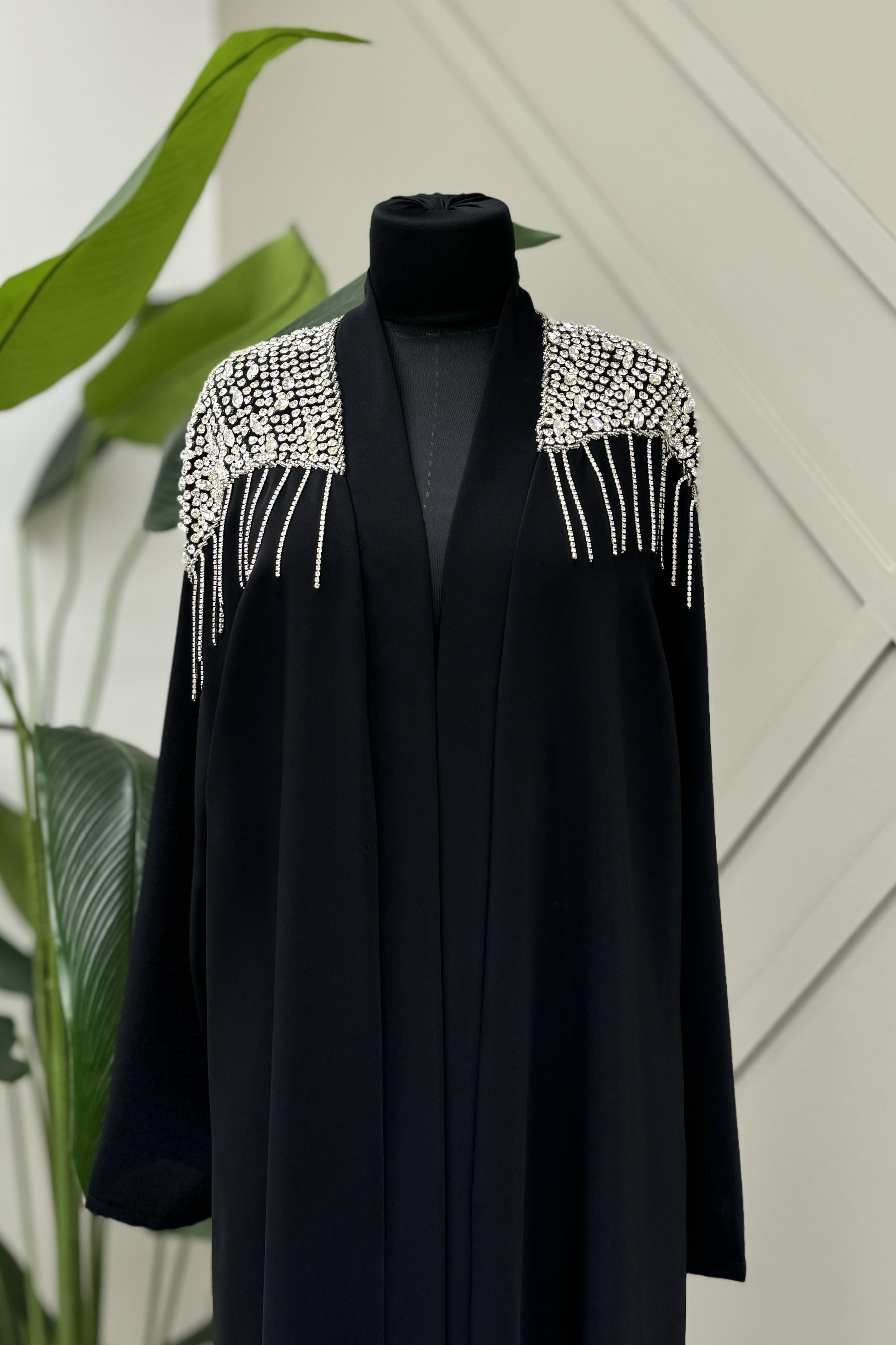 ETRUCCİ Omuzu Elişi Taşlı Abaya 6133 - Siyah Omuzu Elişi Taşlı Abaya 6133 - Siyah - Bilen Giyim  Abiye Grubu 