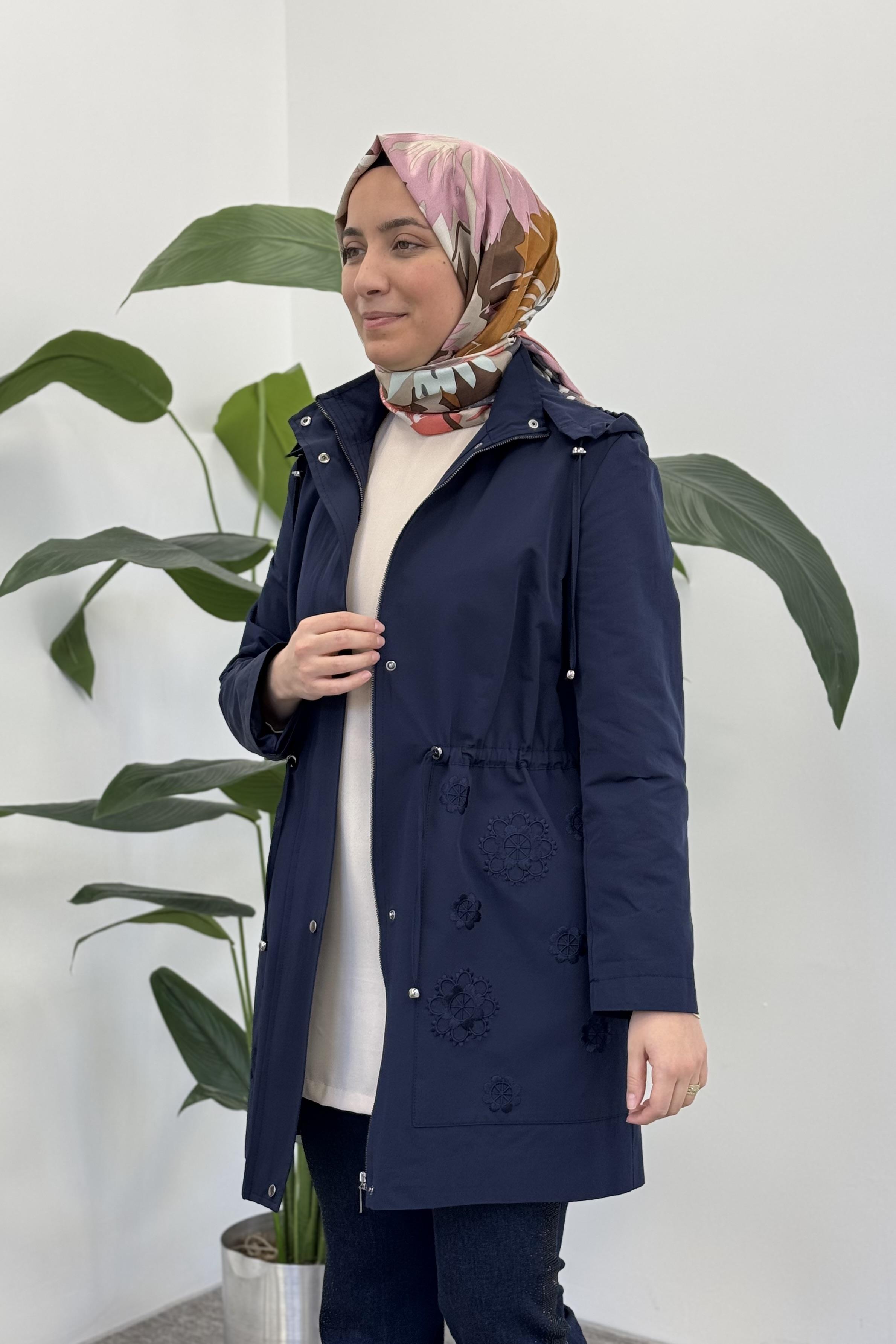 TRENÇ Trenç 3665 Nakış Detaylı Kısa Trençkot - Lacivert Trenç 3665 Nakış Detaylı Kısa Trençkot - Bilen Giyim Kap 