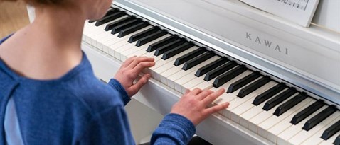 Kawai CN39W Beyaz Dijital Piyano Kawai Tabure Kulakl k Hediyeli