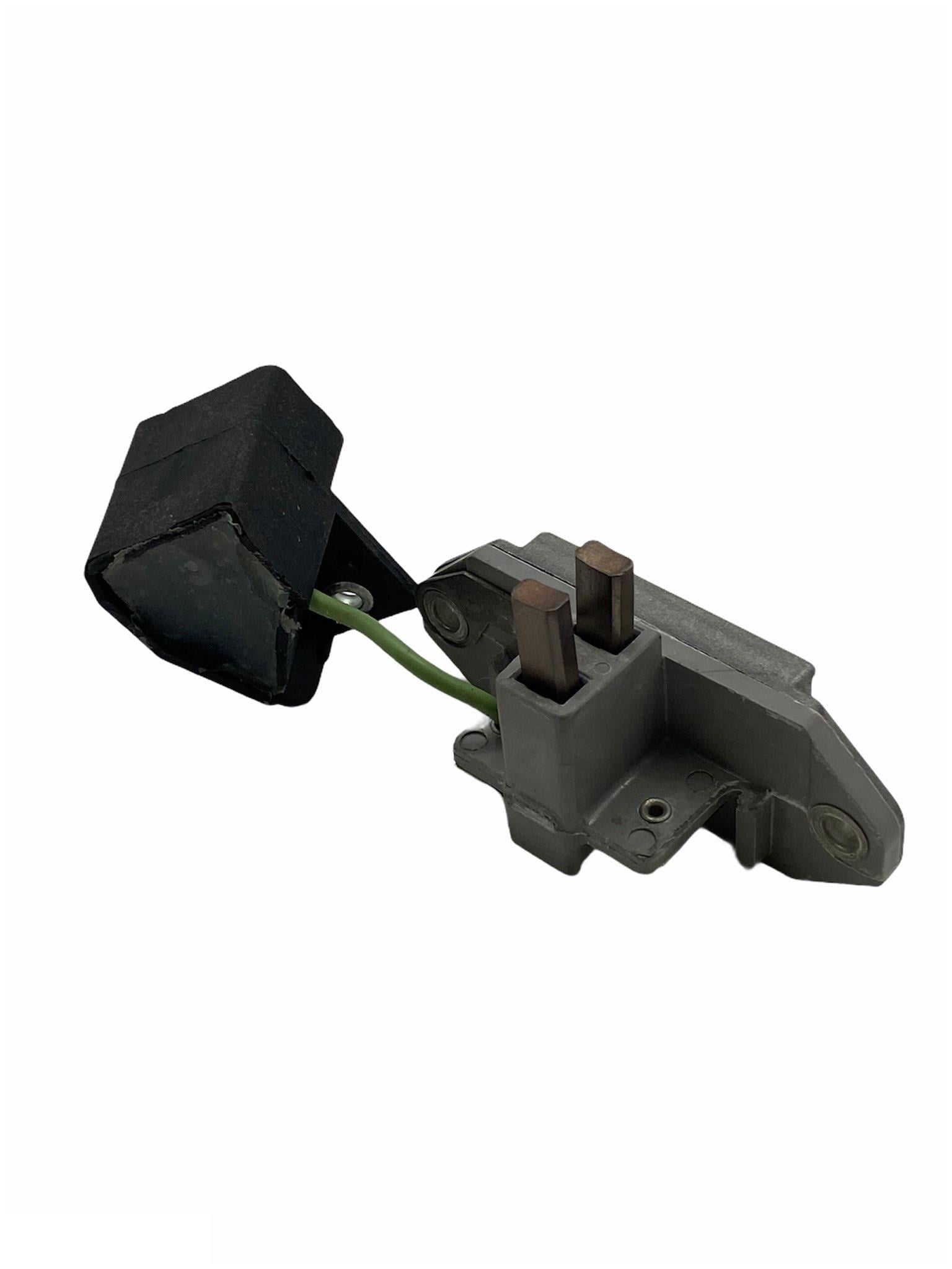 MAKO 12V KÖMÜRLÜ KONJEKTÖR RENAULT R9/R11 (3 FİŞ)