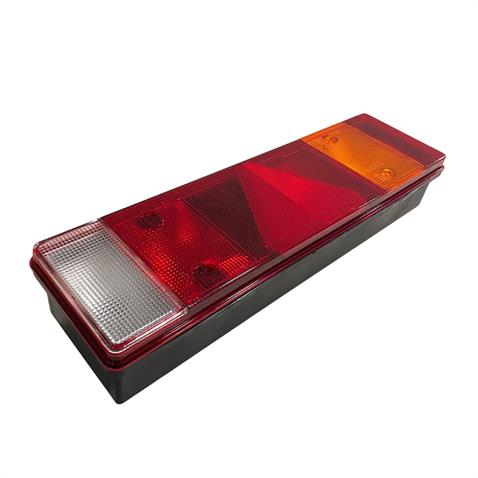 SERTPLAS STOP LAMBASI 7-FONKSİYONLU ÜÇGEN REFLEKTÖRLÜ SOKETLİ SAĞ E9