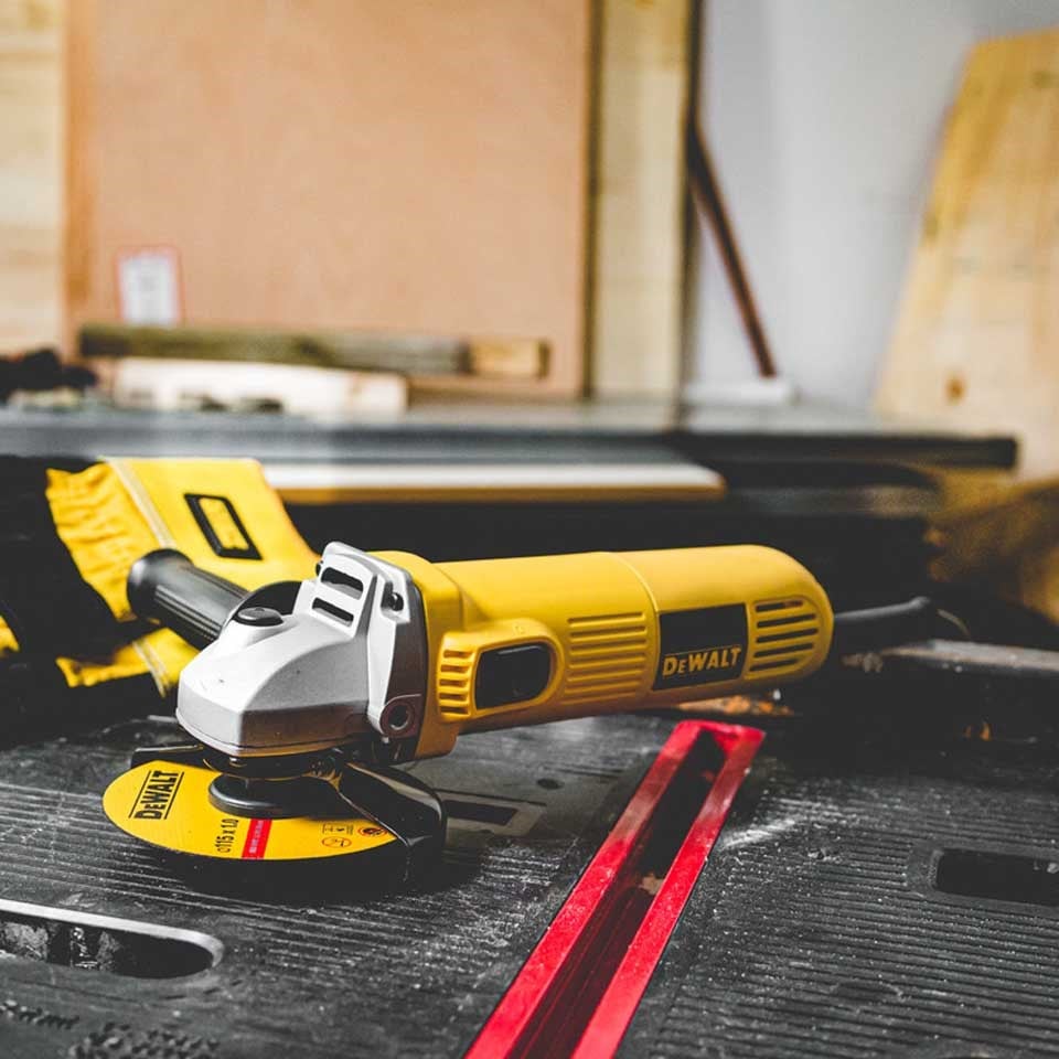 Dewalt DWE4016 730W 115mm Avuç Taşlama Makinesi