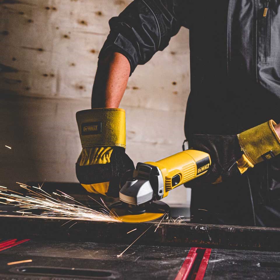 Dewalt DWE4016 730W 115mm Avuç Taşlama Makinesi