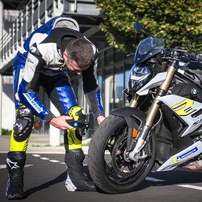 Michelin MC34648 Şarjlı Li-ion 150 PSI Taşınabilir Dijital Basınç Göstergeli Led Aydınlatmalı Lastik Şişirme Pompası