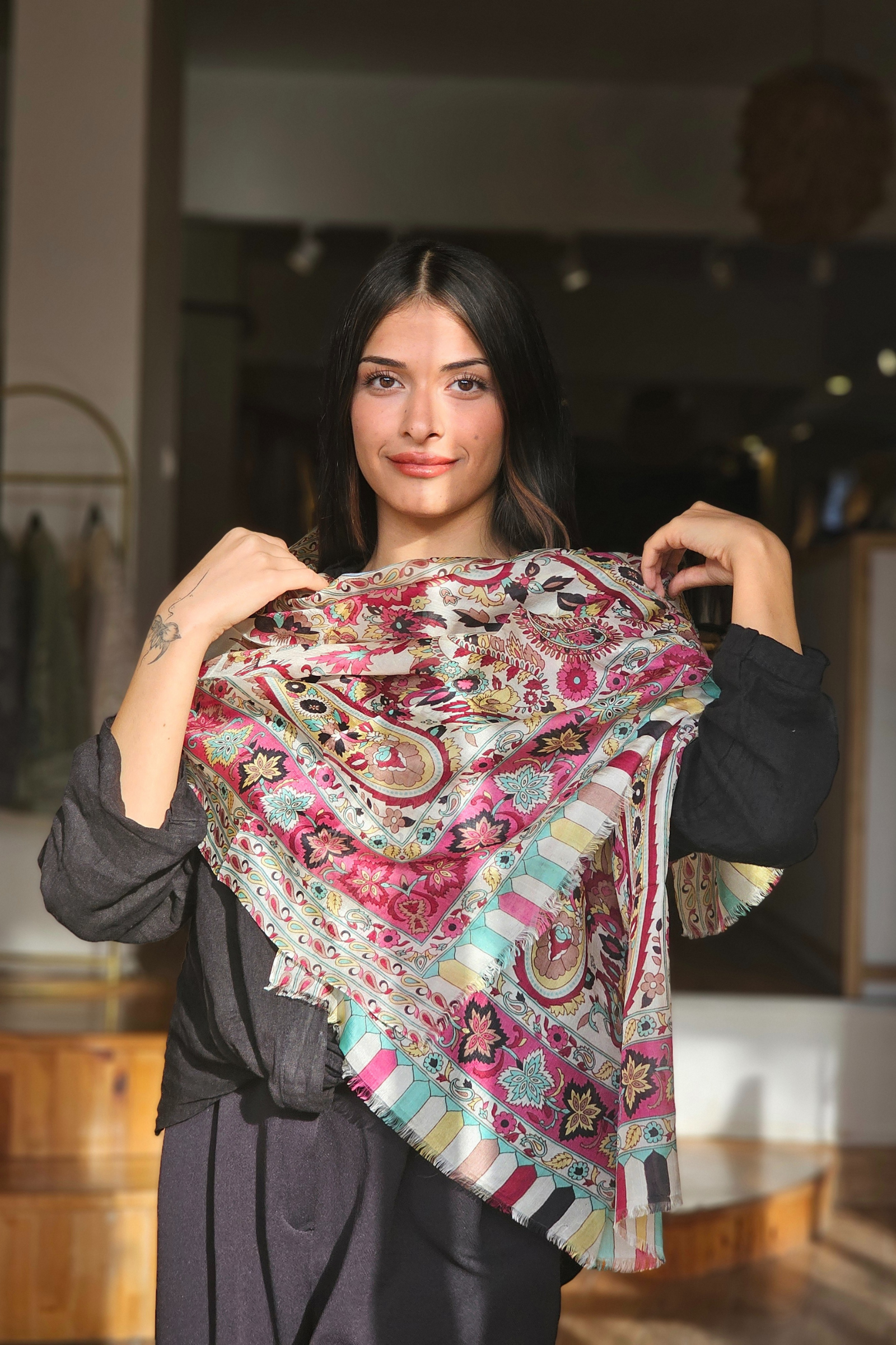 Pembe Desenli Yüzükten Geçen İpek Şal  Bahtiyar İpek Şal