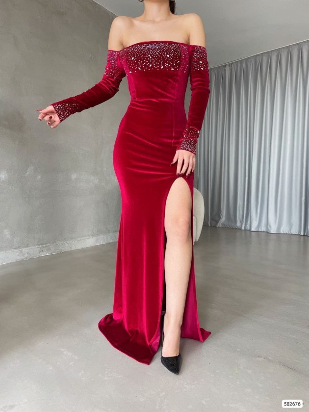 Kadın Madonna / Kayık Yaka Taş İşlemeli Yırtmaçlı Uzun Kadife Abiye Elbise