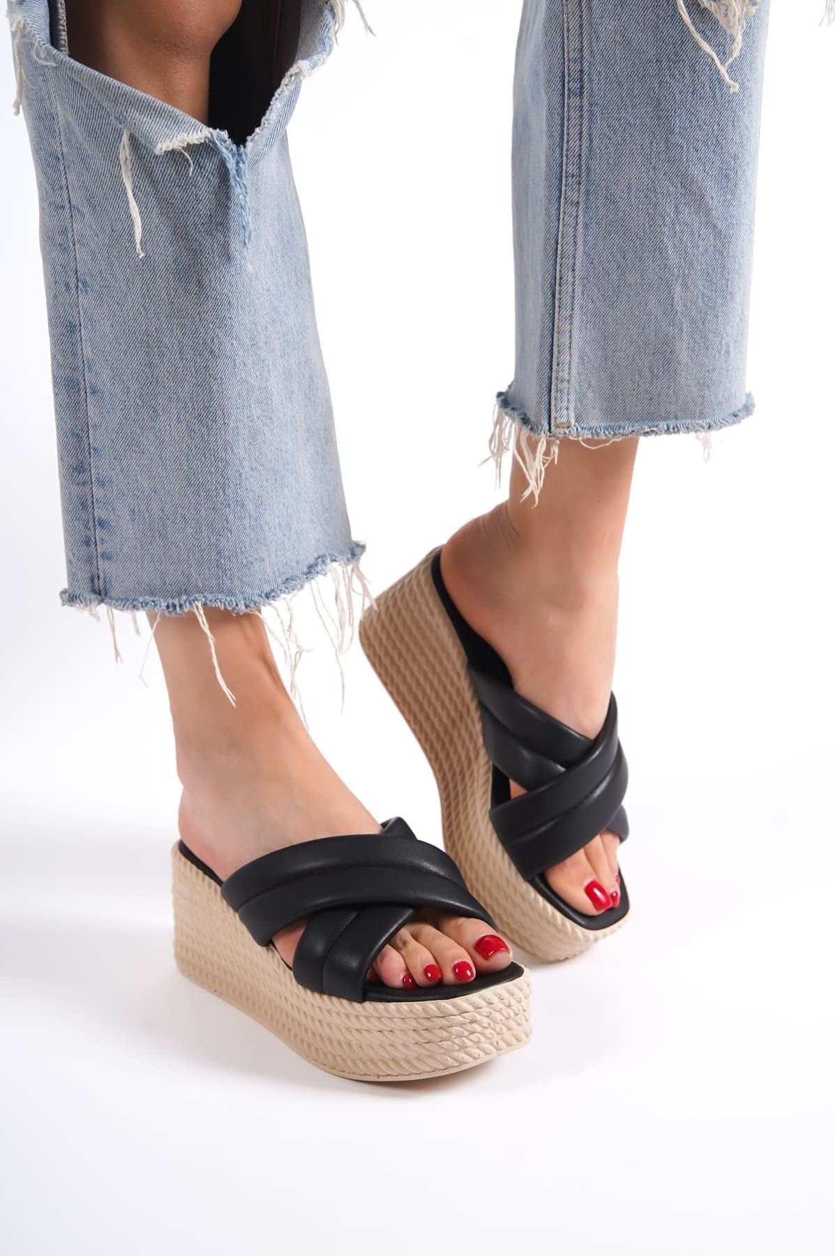 JOYMIX Dolgu Topuklu Ortopedik Taban Hasır Görünümlü Kadın Terlik CKT - Siyah