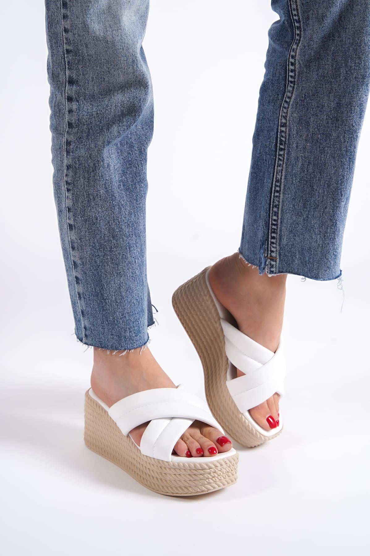 JOYMIX Dolgu Topuklu Ortopedik Taban Hasır Görünümlü Kadın Terlik CKT - Beyaz