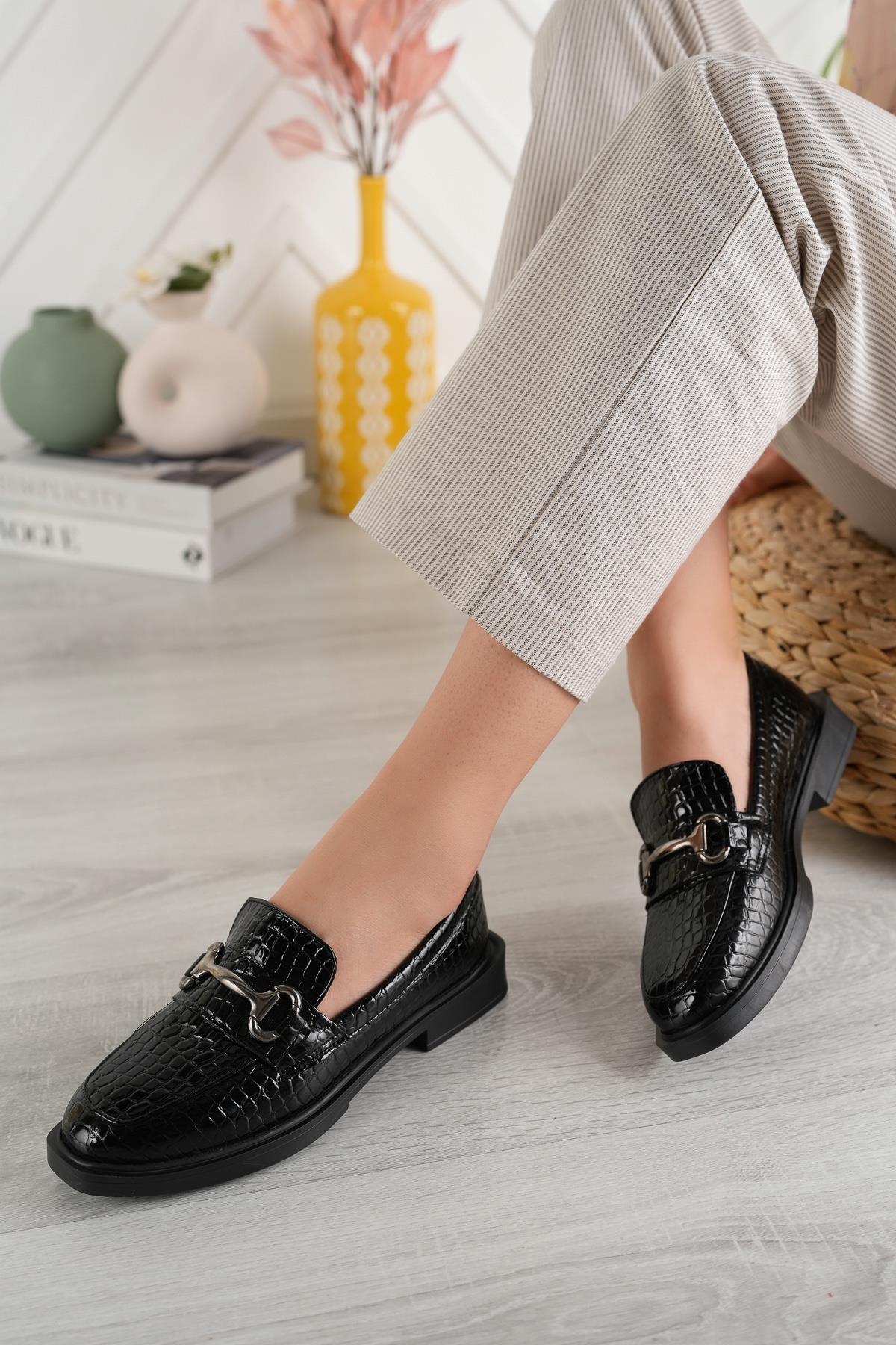 Aymood Kadın Siyah Zincir Tokalı Kalın Taban PU Deri Günlük Klasik Topuklu  Loafer Makosen Ayakkabı