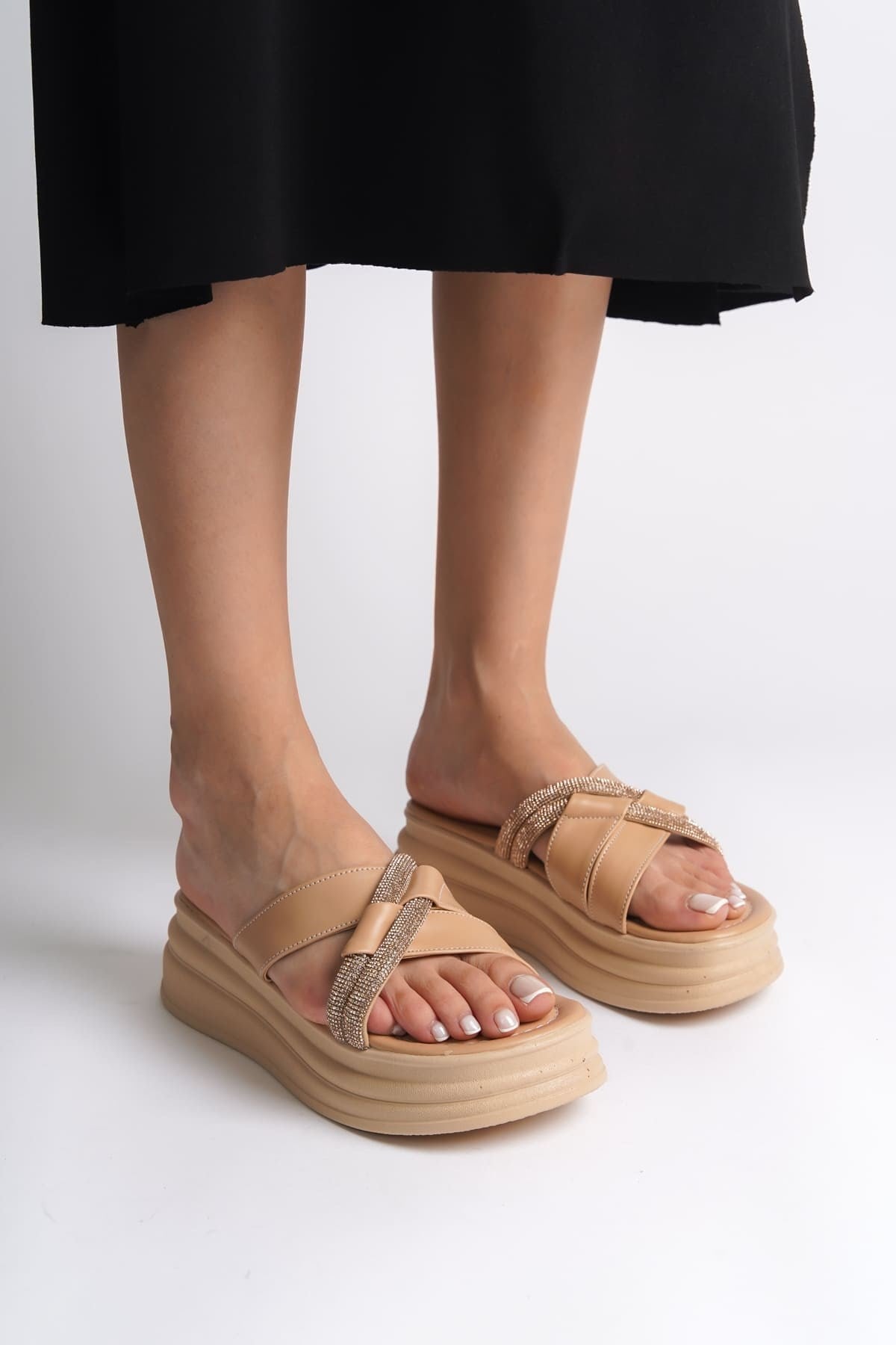 RUBY Düz Topuklu Taşlı Çapraz Şeritli Kalın ve Ortopedik Taban Kadın Terlik  CTT - Ten