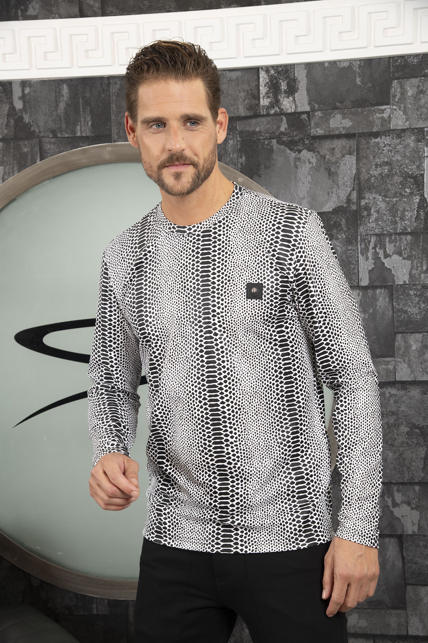 Beyaz Siyah Süet Baskı Detaylı Sweatshirt