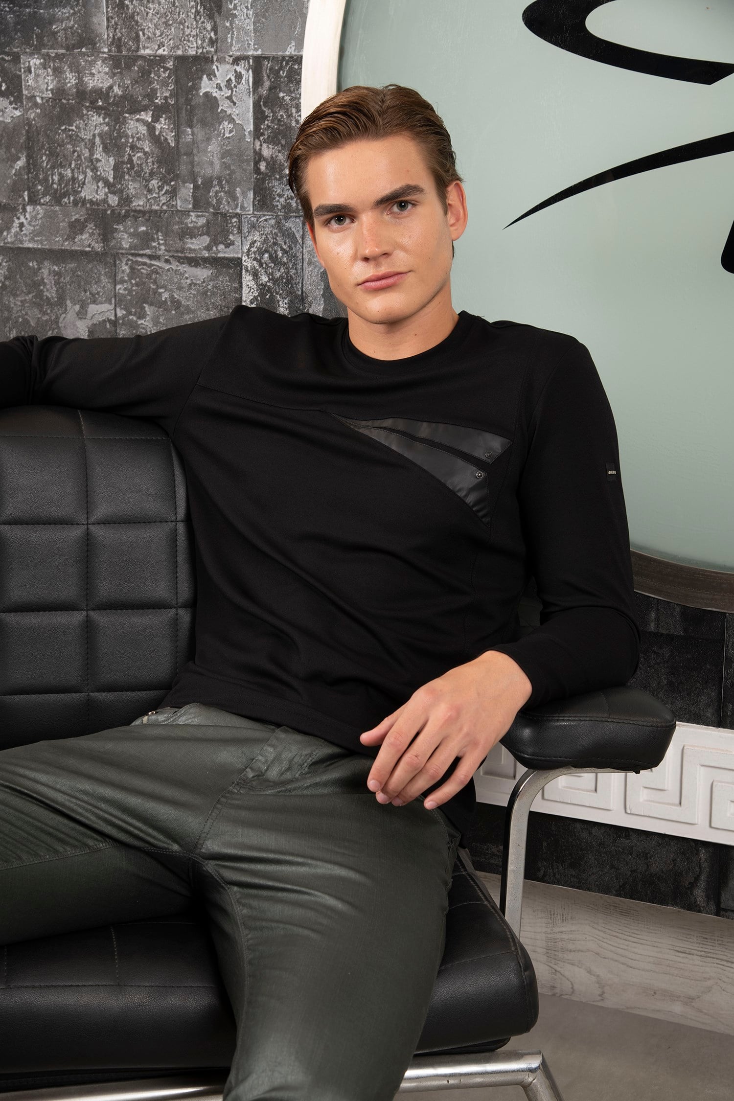 Deri Detaylı Siyah Sweatshirt